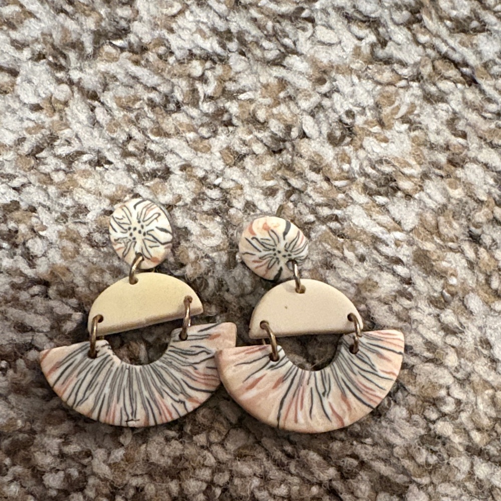 🌸3/$15🌸 Elegant Cream and Tan Earrings
